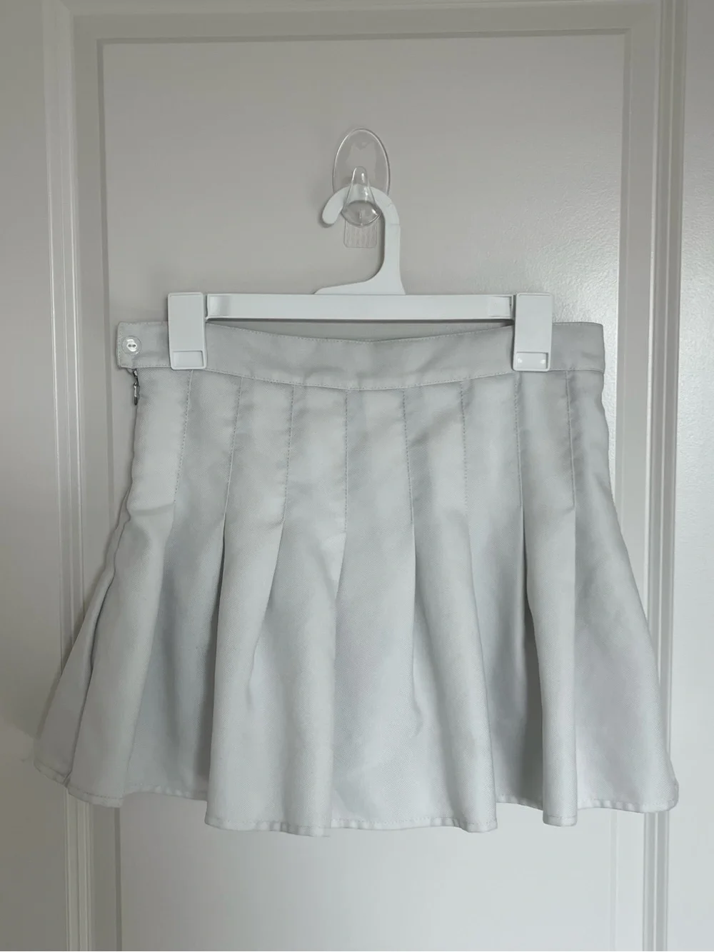 white pleated skirt 🤍